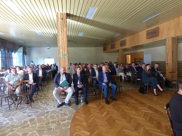 Uczestnicy zebrani na części wykładowej III Krajowego Dnia Soi w Radzikowie