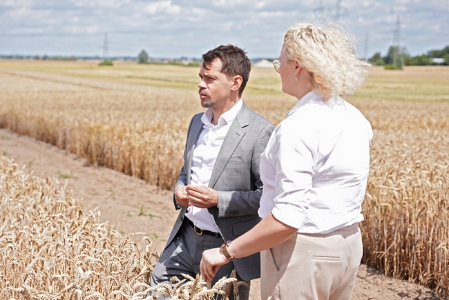 Wizytacja Ministra Kołodziejczaka na polach w Radzikowie

 