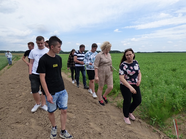 Grupa zwiedzająca poletka białkowe w Seroczynie 

 